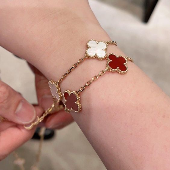 SylvaClove Clover Bracelet — Four Delicate Floral Charms - Desfino