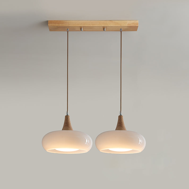 Eloria pendellampe i ravfarvet glas — trælåg, slankt design