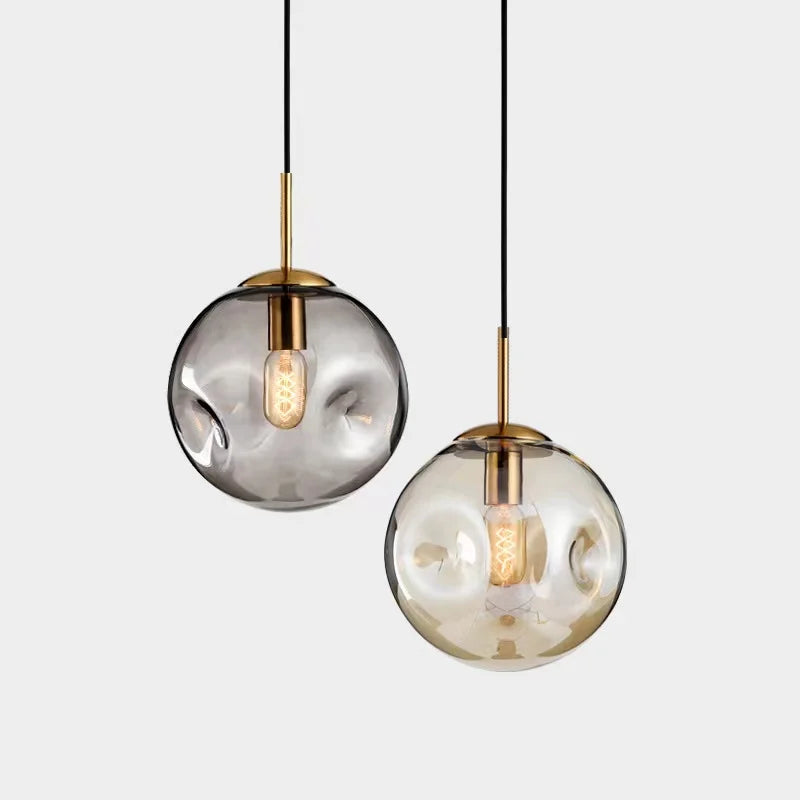 Závěsné svítidlo Aurelle se zlatou skleněnou koulí — moderní design - Desfino