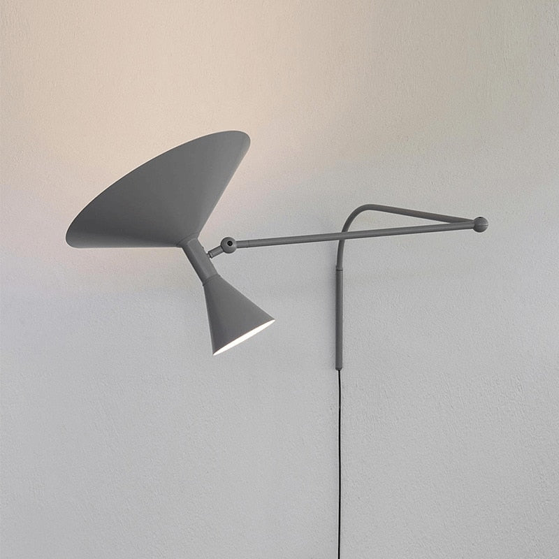 NovaSwing væglampe med svingarm og stik — sort industriel LED - Desfino