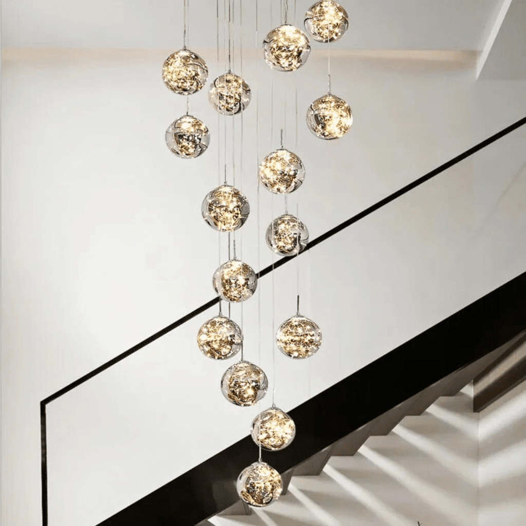 Lustr AstraLumen se skleněnými koulemi a schodišťovým designem s elegantní siluetou
