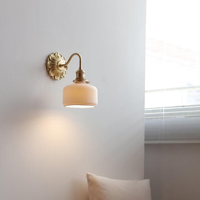 Lampă de perete Lestrova CeramiLuxe din alamă și ceramică, cu abajur alb - Desfino
