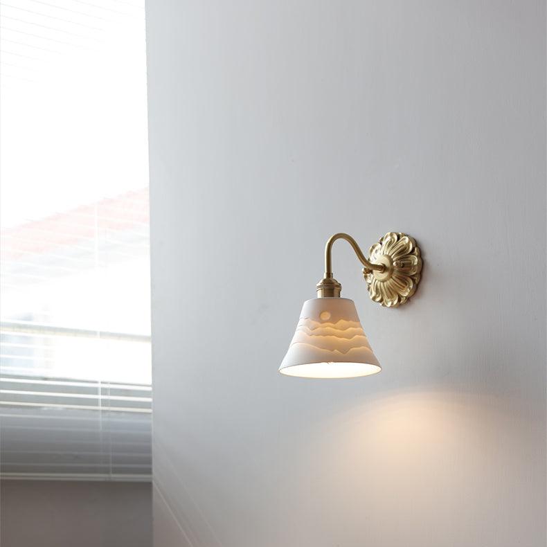 Lampă de perete Lestrova CeramiLuxe din alamă și ceramică, cu abajur alb - Desfino
