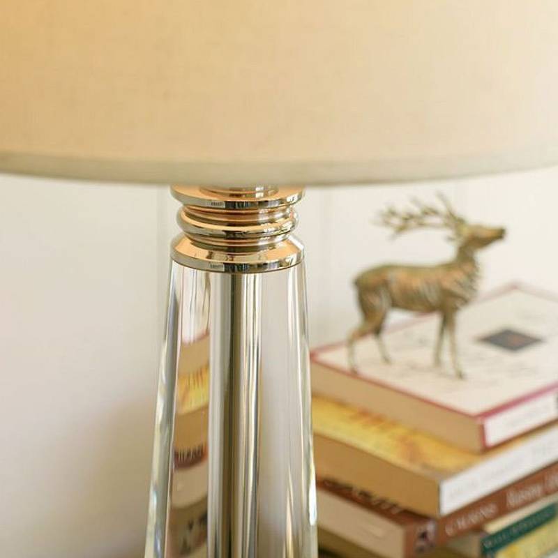 Moderne Kristall-Tischlampe — Elegantes warmes Akzentlicht - Desfino
