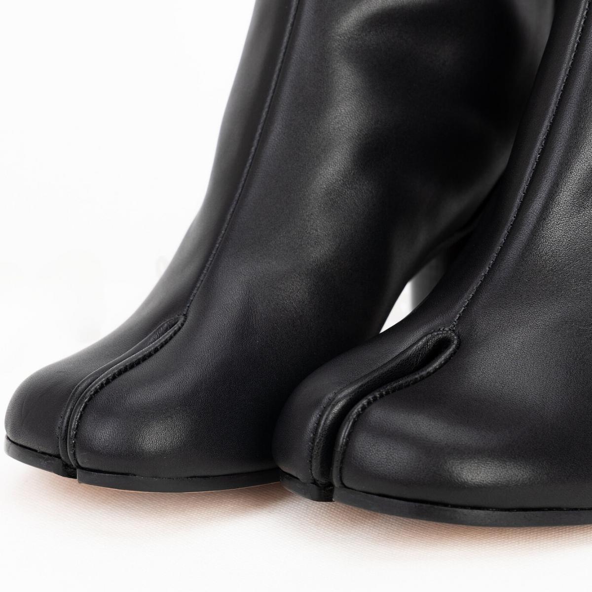 Alera Leder-Tabi-Stiefeletten für Damen – Zehensteg-Design und Blockabsatz
