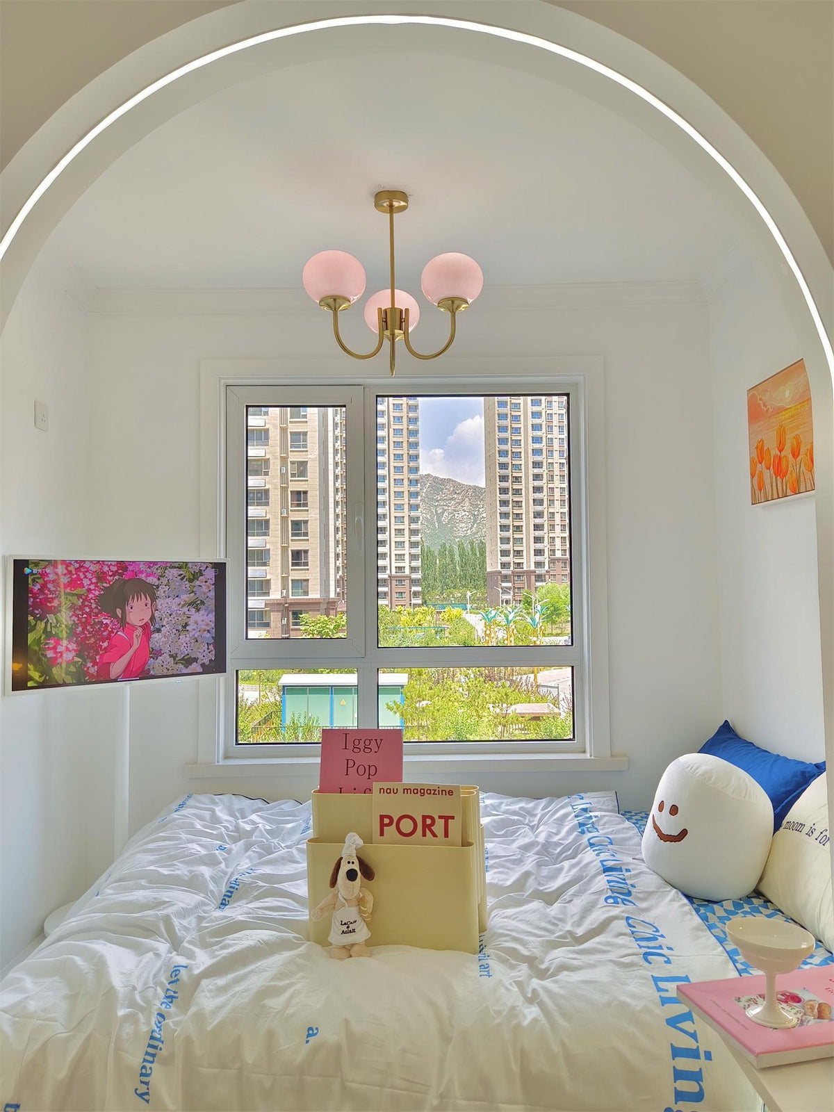 Lustr Marshmallow — moderní okouzlující stropní svítidlo, zlaté a růžové - Desfino
