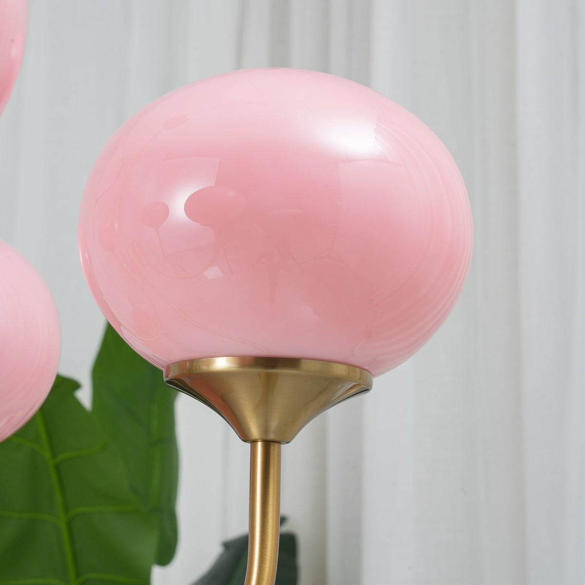Lustr Marshmallow — moderní okouzlující stropní svítidlo, zlaté a růžové - Desfino