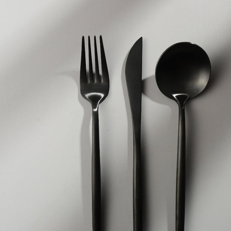 Minimalistinen aterinsetti — selkeälinjaiset aterimet moderniin ruokailuun - Desfino