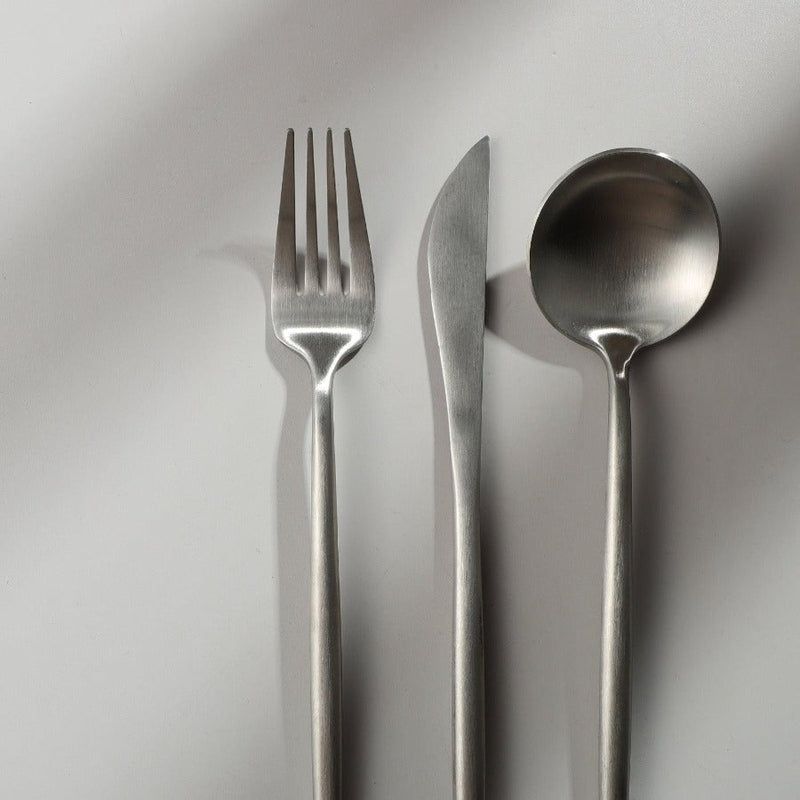 Minimalistinen aterinsetti — selkeälinjaiset aterimet moderniin ruokailuun - Desfino