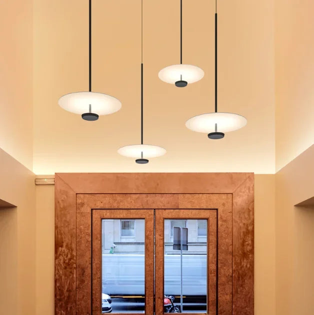 AstraLuma pendellampe med buet ring — minimalistisk sirkulær design - Desfino