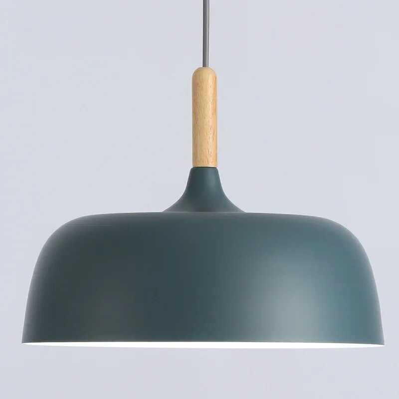 Lámpara colgante nórdica negra Kirra — Detalle de madera, pantalla abovedada - Desfino