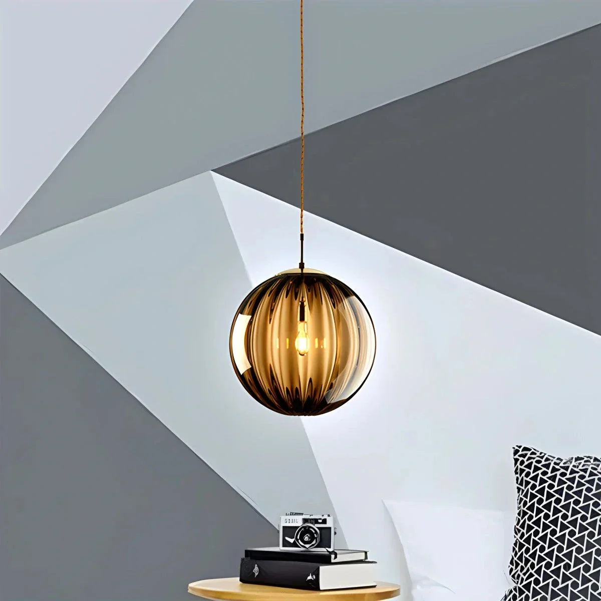 Moderne Pendelleuchte mit Glaskugel und Wasserstruktur im nordischen Stil | Desfino