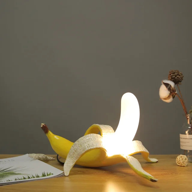 BananaShine Bananenlampe — Tischleuchte in Bananenform, verspielte Dekoration - Desfino