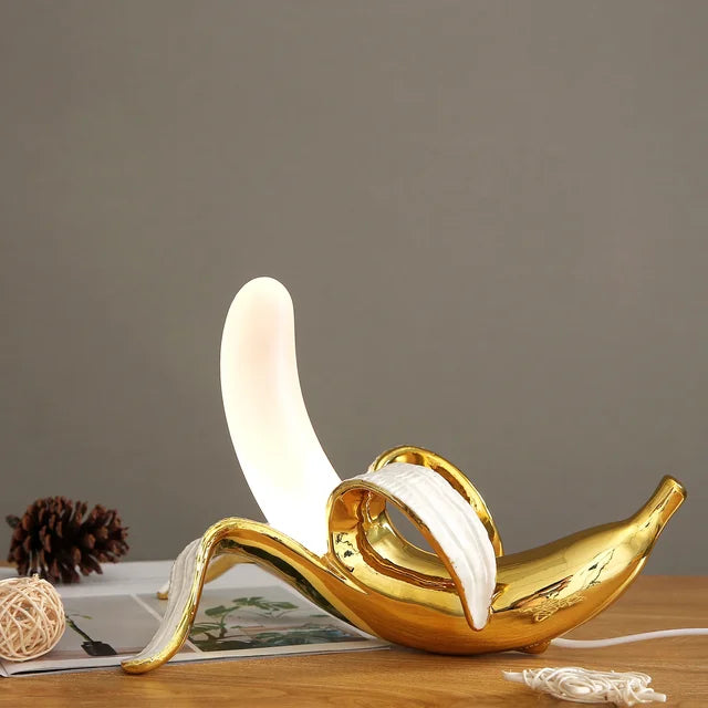 BananaShine Bananenlampe — Tischleuchte in Bananenform, verspielte Dekoration - Desfino