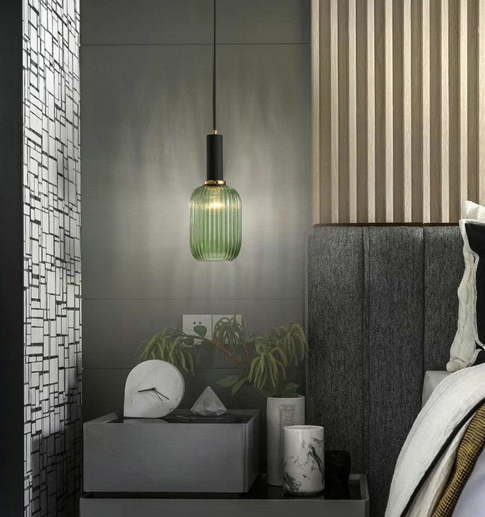 Nordisk pendellampe i rillet glass — moderne varm-hvitt lys - Desfino