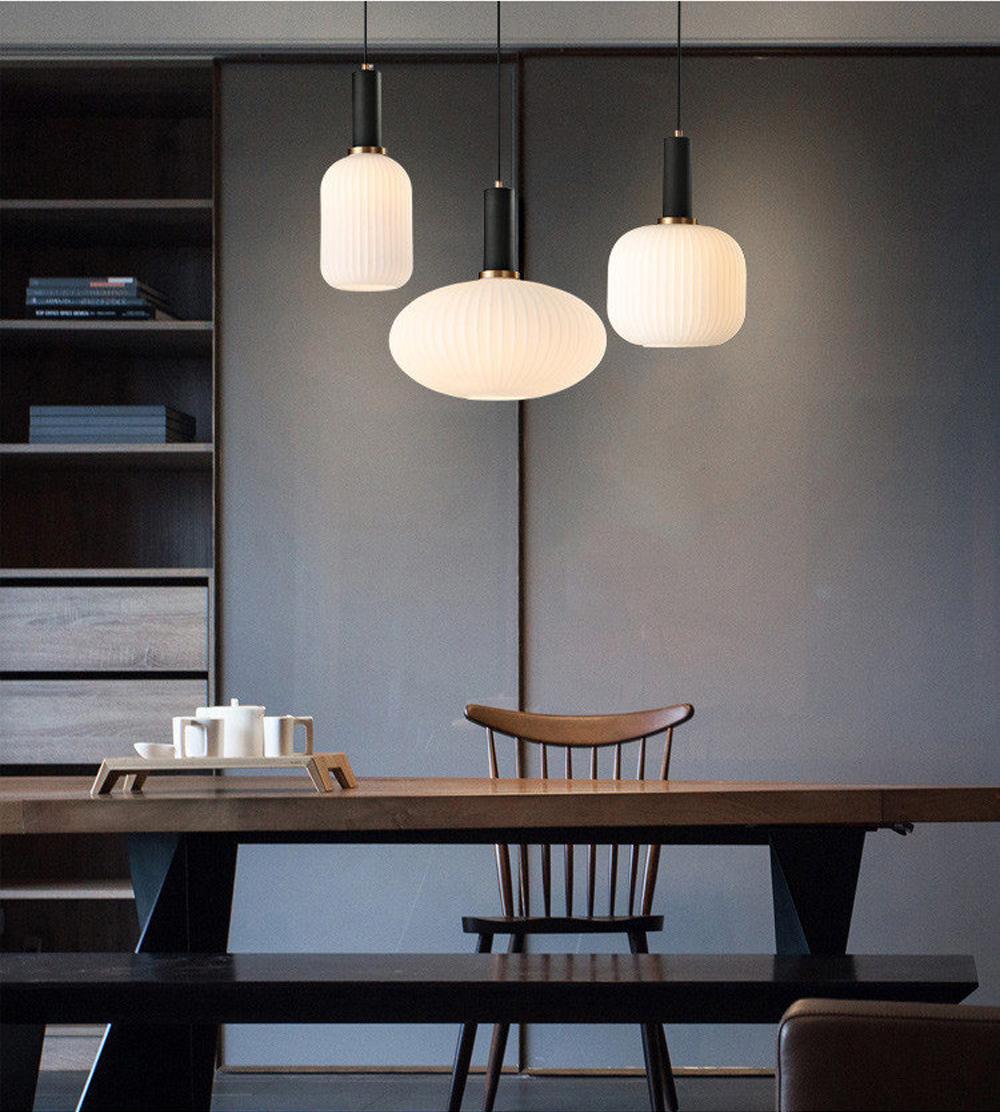 Nordisk pendellampe i rillet glass — moderne varm-hvitt lys - Desfino
