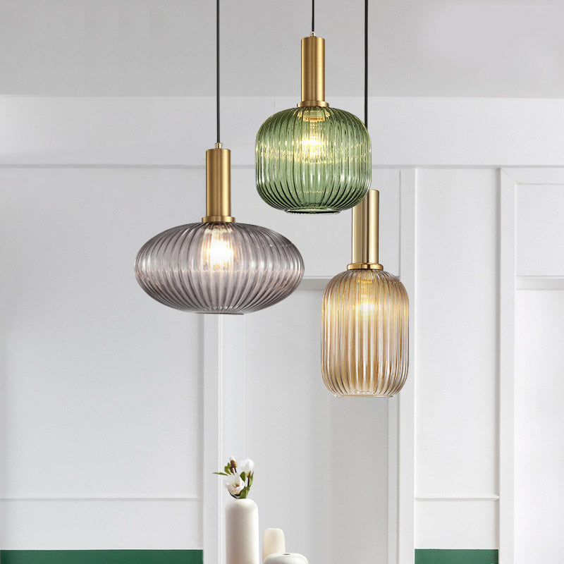 Nordisk pendellampe i rillet glass — moderne varm-hvitt lys - Desfino