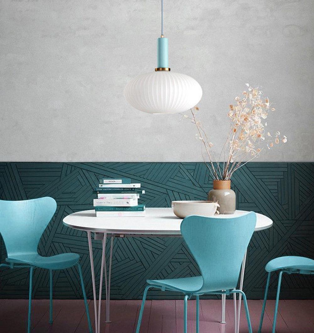 Nordisk pendellampe i rillet glass — moderne varm-hvitt lys - Desfino