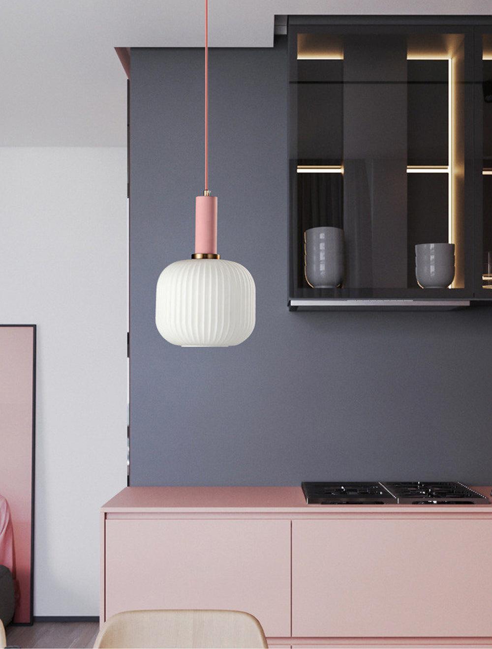 Nordisk pendellampe i rillet glass — moderne varm-hvitt lys - Desfino