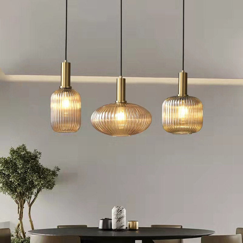 Nordisk pendellampe i rillet glass — moderne varm-hvitt lys - Desfino