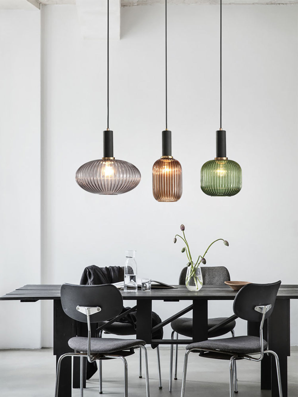 Nordisk pendellampe i rillet glass — moderne varm-hvitt lys - Desfino