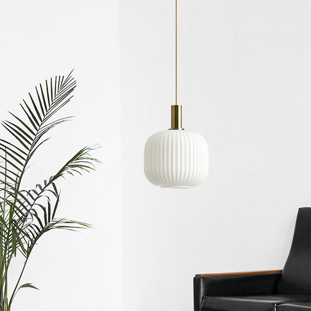 Nordisk pendellampe i rillet glass — moderne varm-hvitt lys - Desfino
