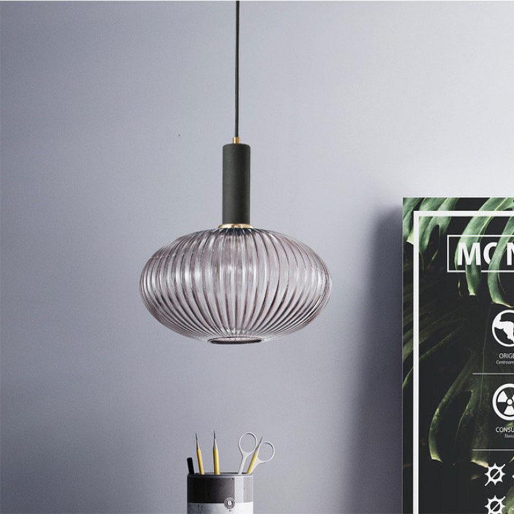 Nordisk pendellampe i rillet glass — moderne varm-hvitt lys - Desfino