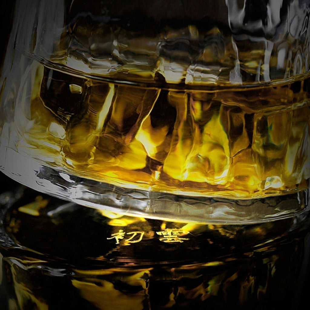 Kiyomi japán whiskys pohár — gravírozott részletekkel, fadobozzal - Desfino