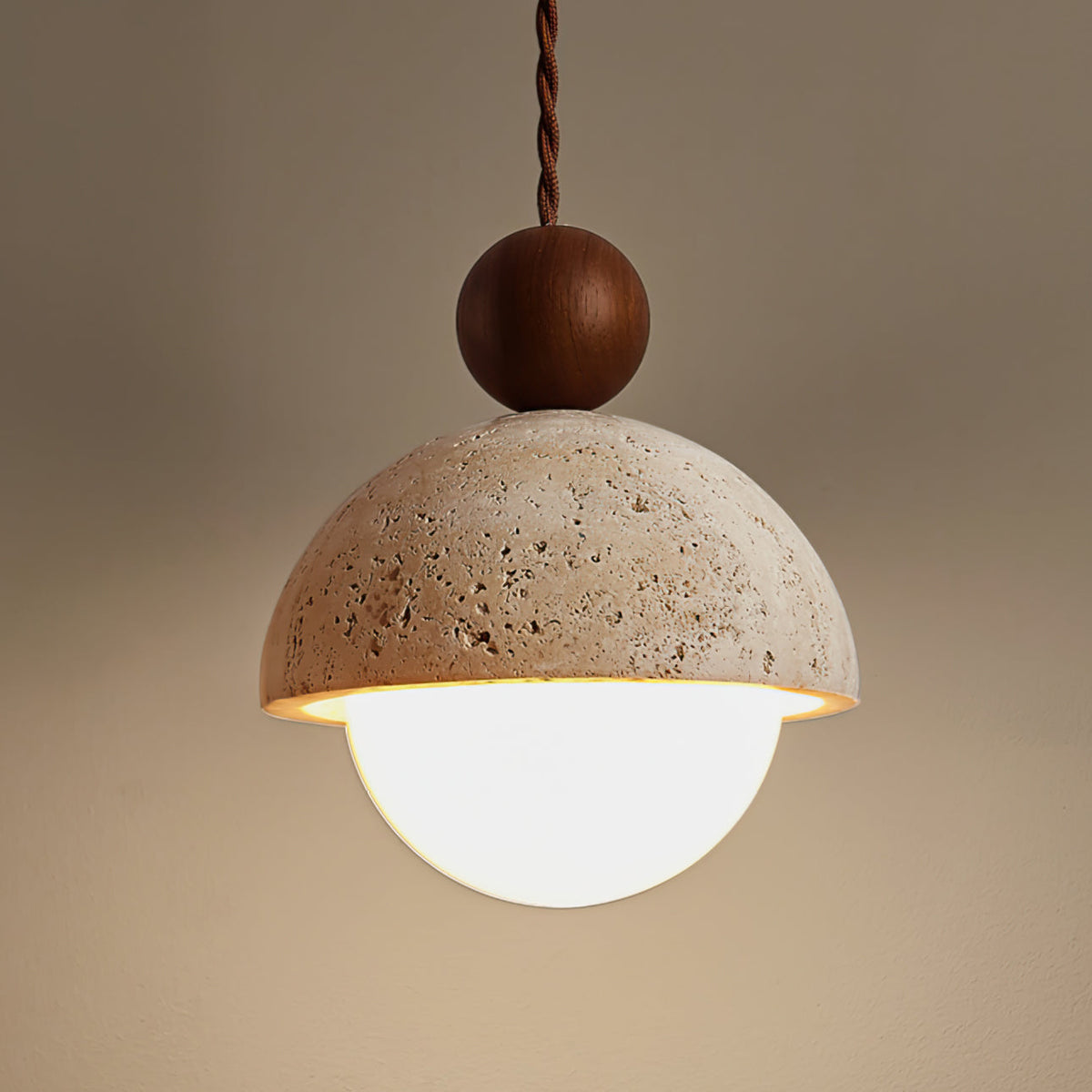Suspension Lyra — Dôme en travertin, globe en verre et bois chaleureux | Desfino