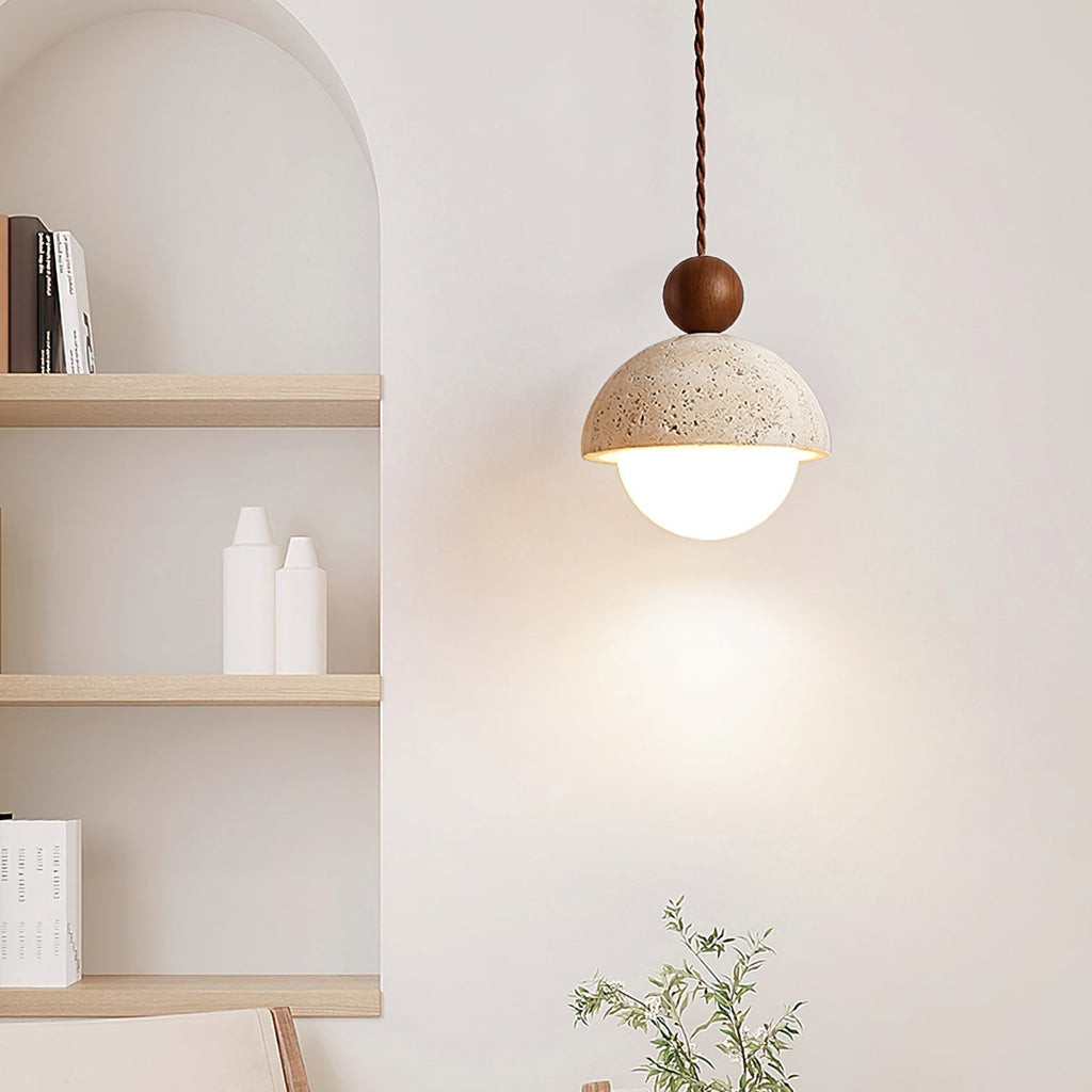 Suspension Lyra — Dôme en travertin, globe en verre et bois chaleureux | Desfino