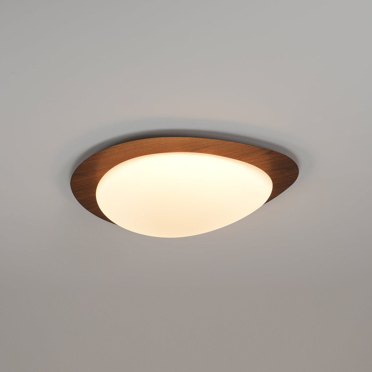 NexaRipple loftslampe i valnød med småstensdesign — varmt, blødt skær - Desfino