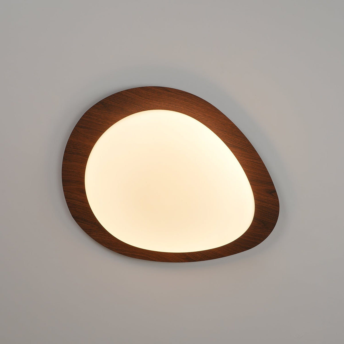 NexaRipple loftslampe i valnød med småstensdesign — varmt, blødt skær - Desfino