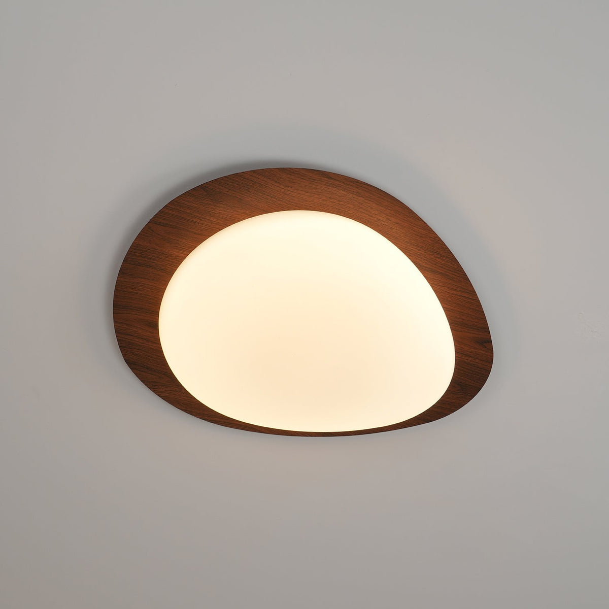 NexaRipple loftslampe i valnød med småstensdesign — varmt, blødt skær - Desfino