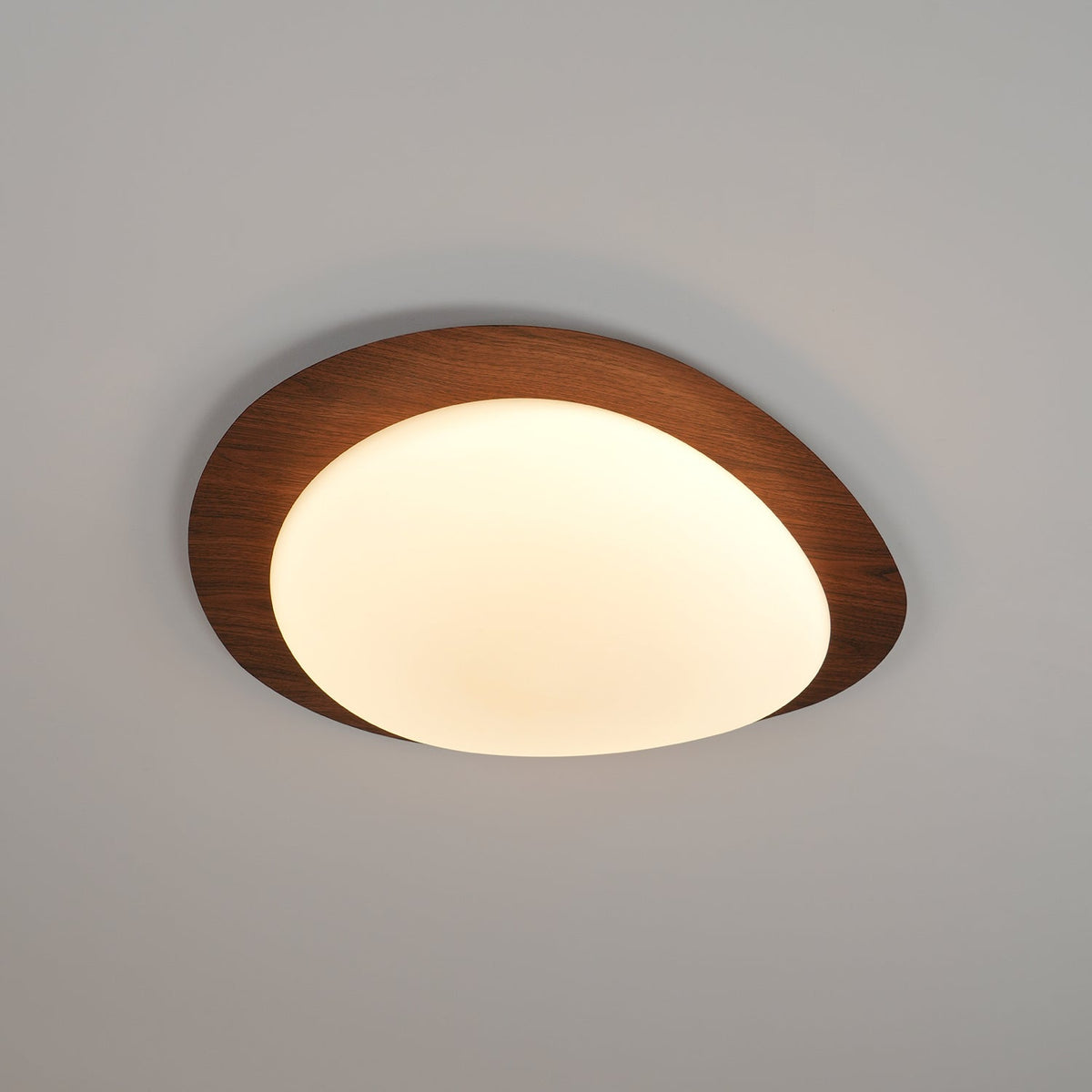 NexaRipple loftslampe i valnød med småstensdesign — varmt, blødt skær - Desfino