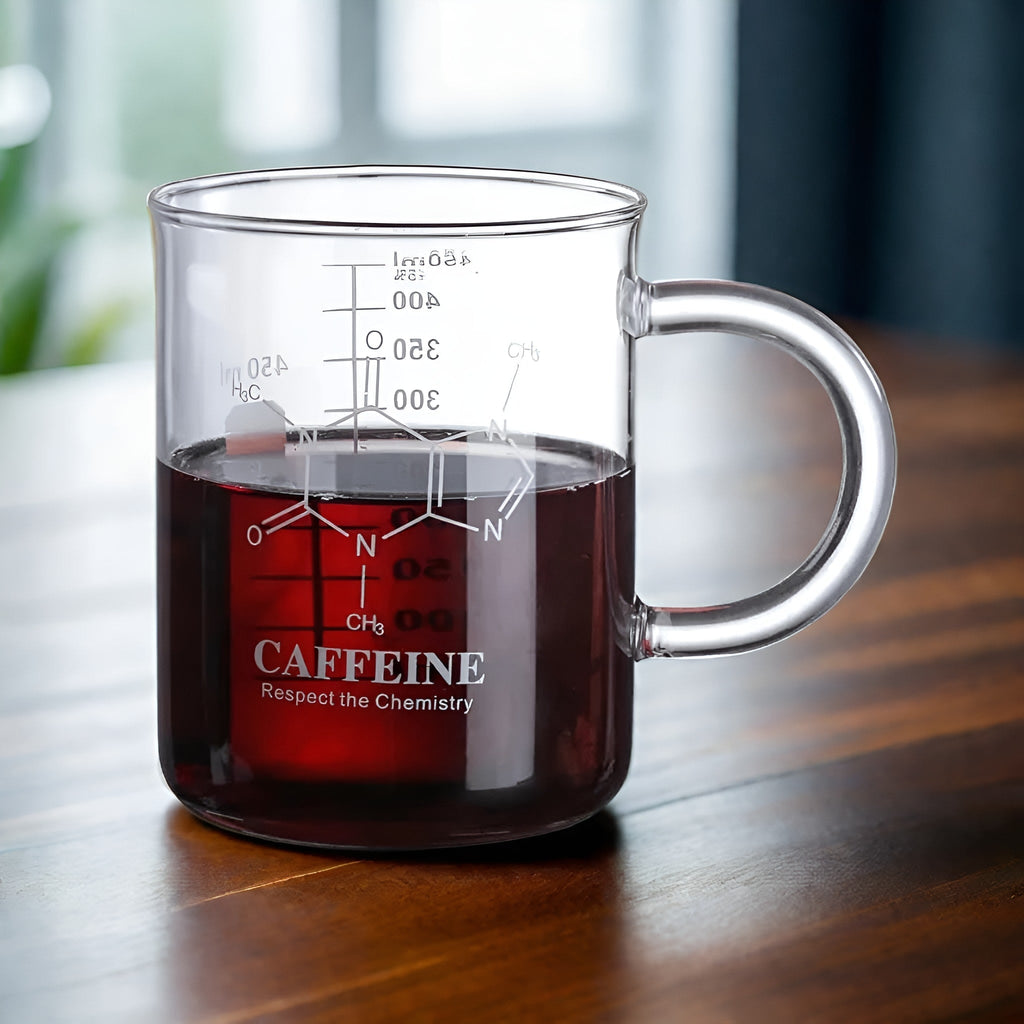 Cană de laborator Quellon cu moleculă de cofeină — cadou pentru iubitorii de cafea - Desfino