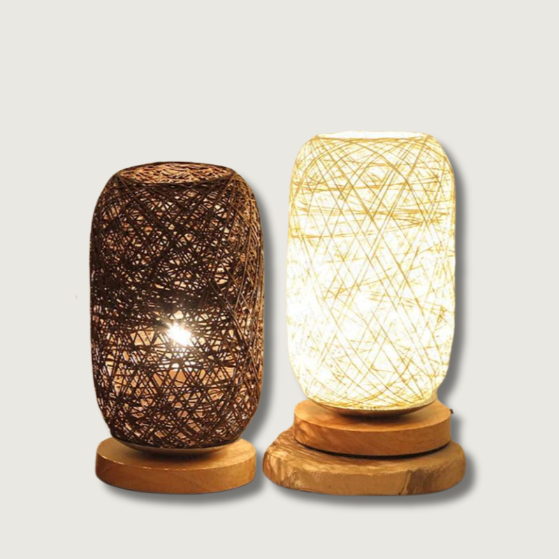 LioraRattan bordlampe — flettet skærm af reb, træfod - Desfino