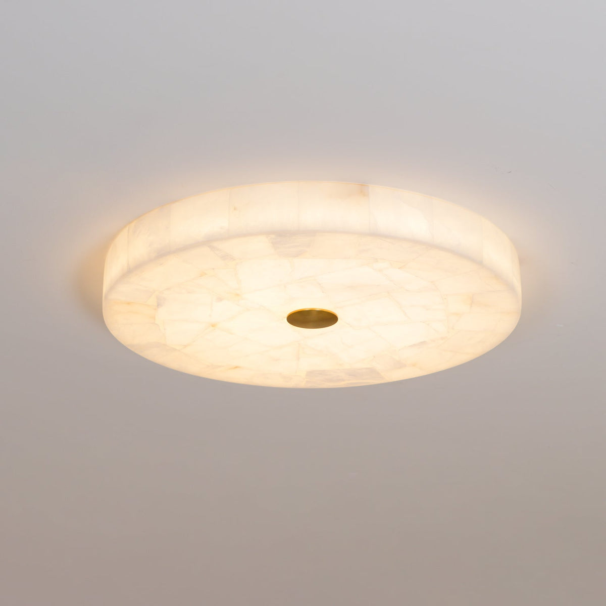 Asterra loftslampe i alabast — klassisk cirkulært design | Desfino