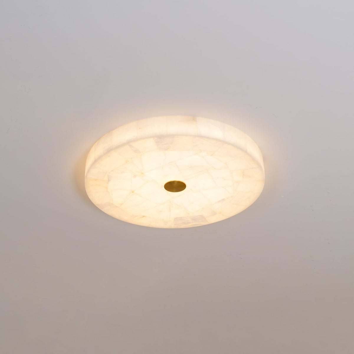 Asterra loftslampe i alabast — klassisk cirkulært design | Desfino