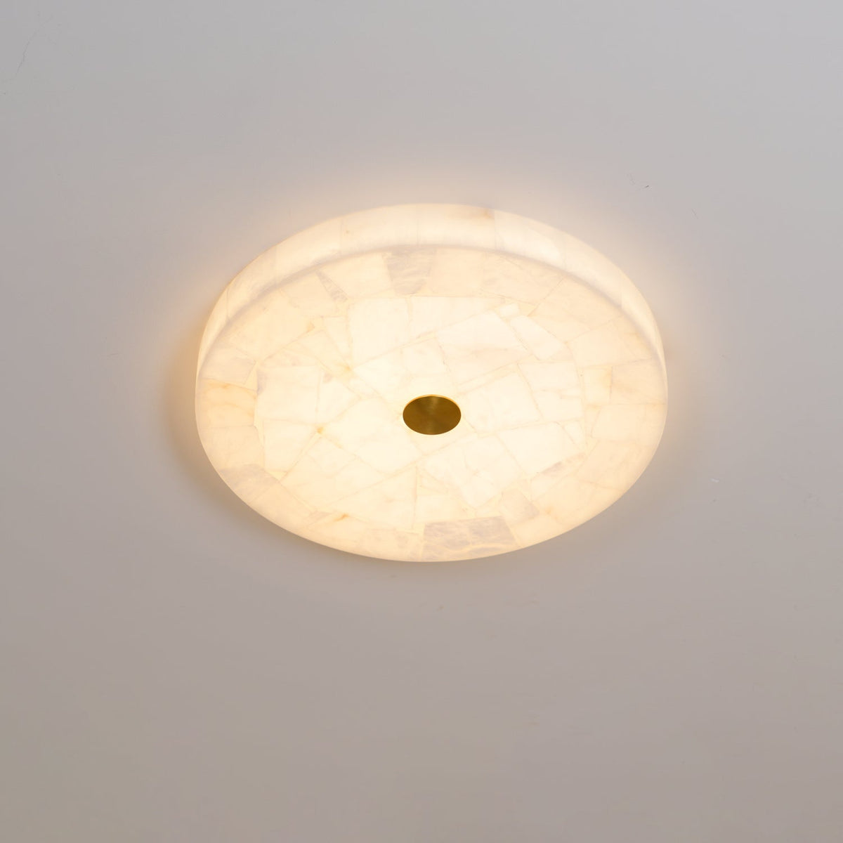 Asterra loftslampe i alabast — klassisk cirkulært design | Desfino