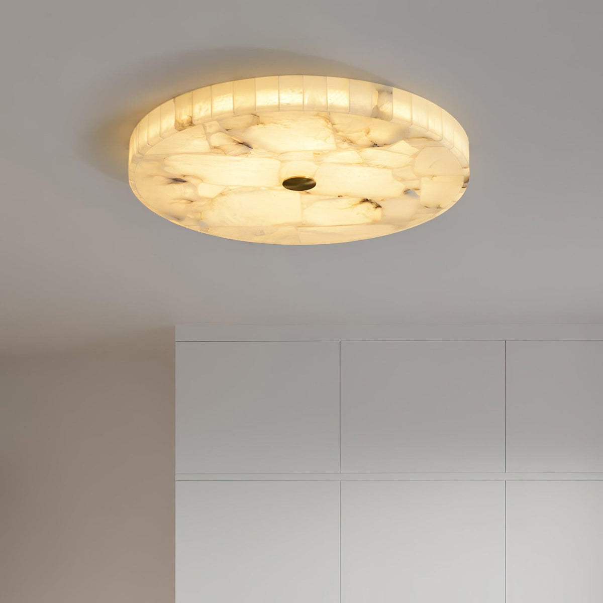 Asterra loftslampe i alabast — klassisk cirkulært design | Desfino