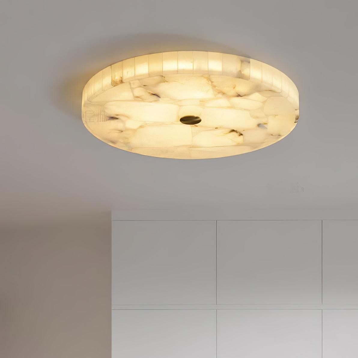 Asterra loftslampe i alabast — klassisk cirkulært design | Desfino