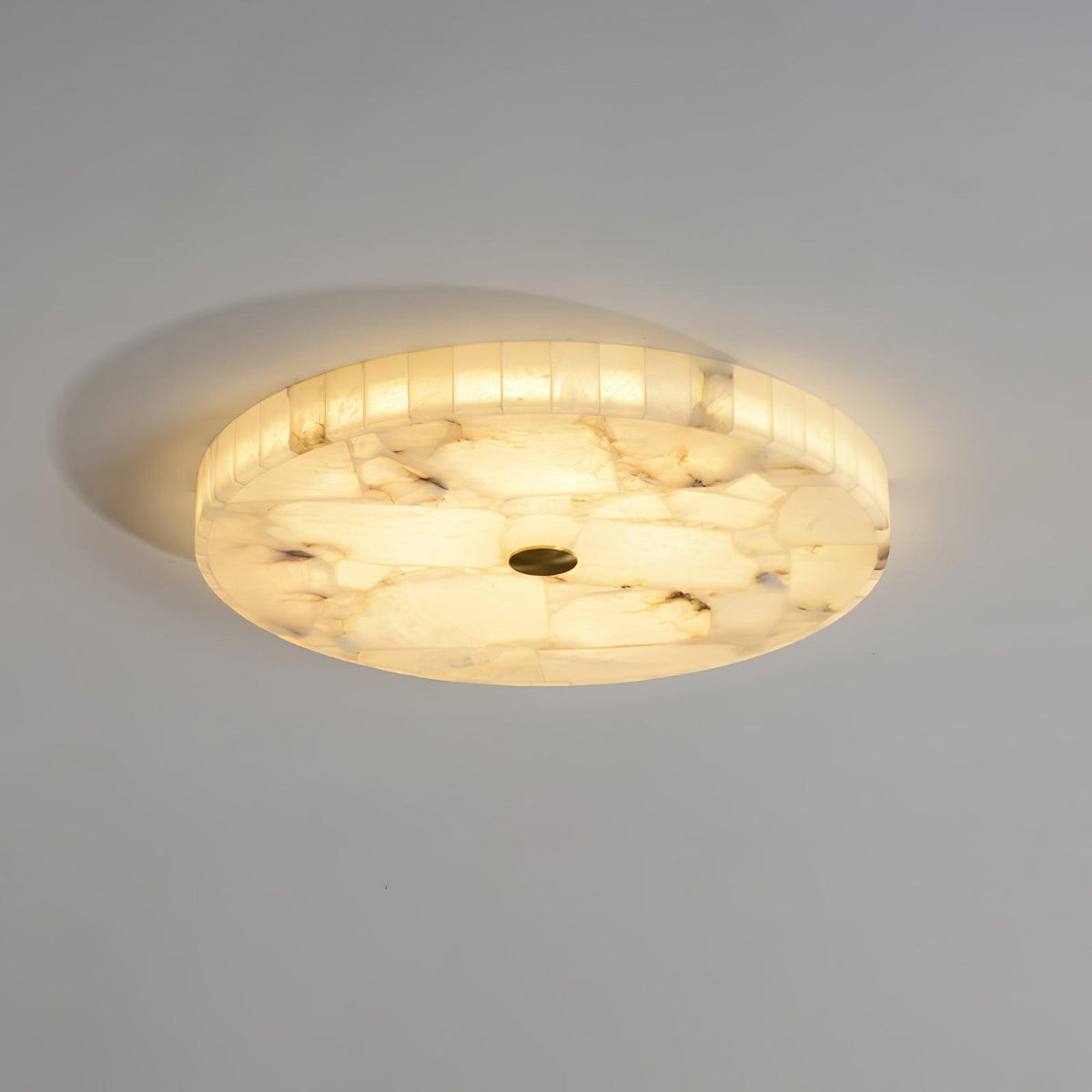 Asterra loftslampe i alabast — klassisk cirkulært design | Desfino