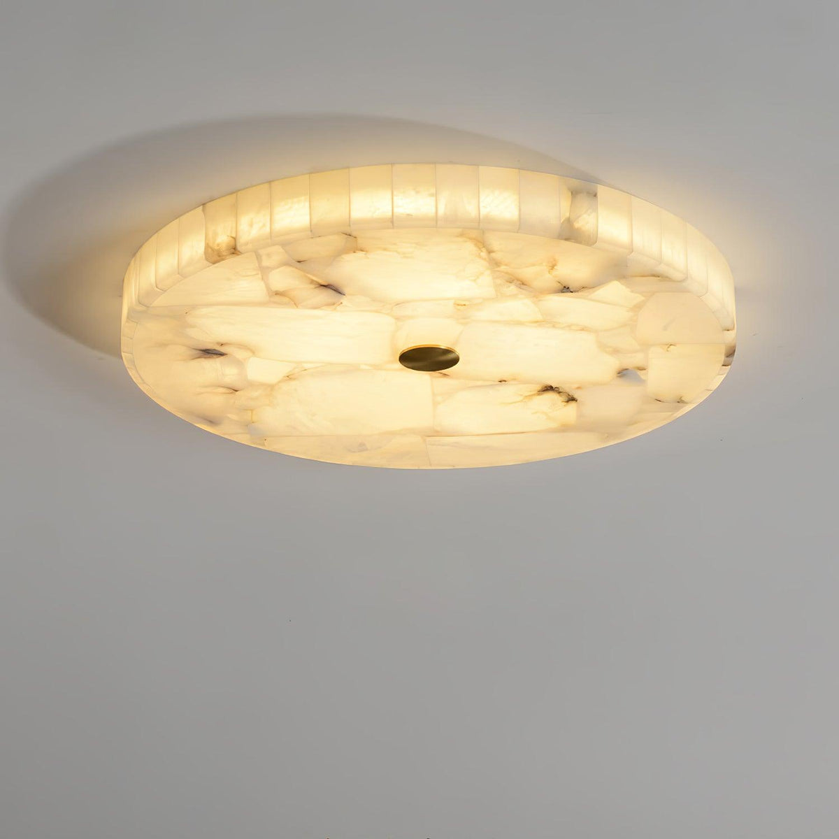 Asterra loftslampe i alabast — klassisk cirkulært design | Desfino
