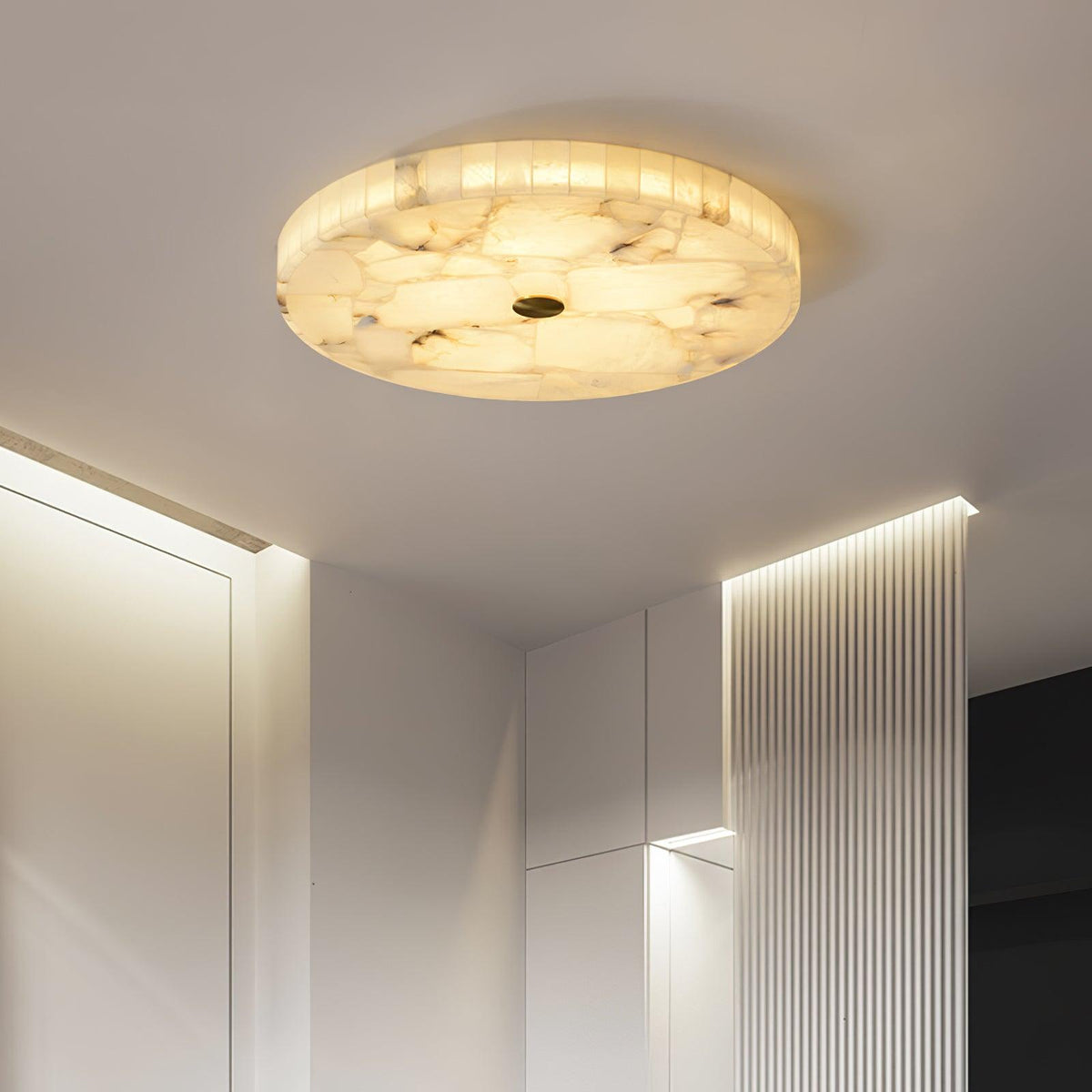Asterra loftslampe i alabast — klassisk cirkulært design | Desfino