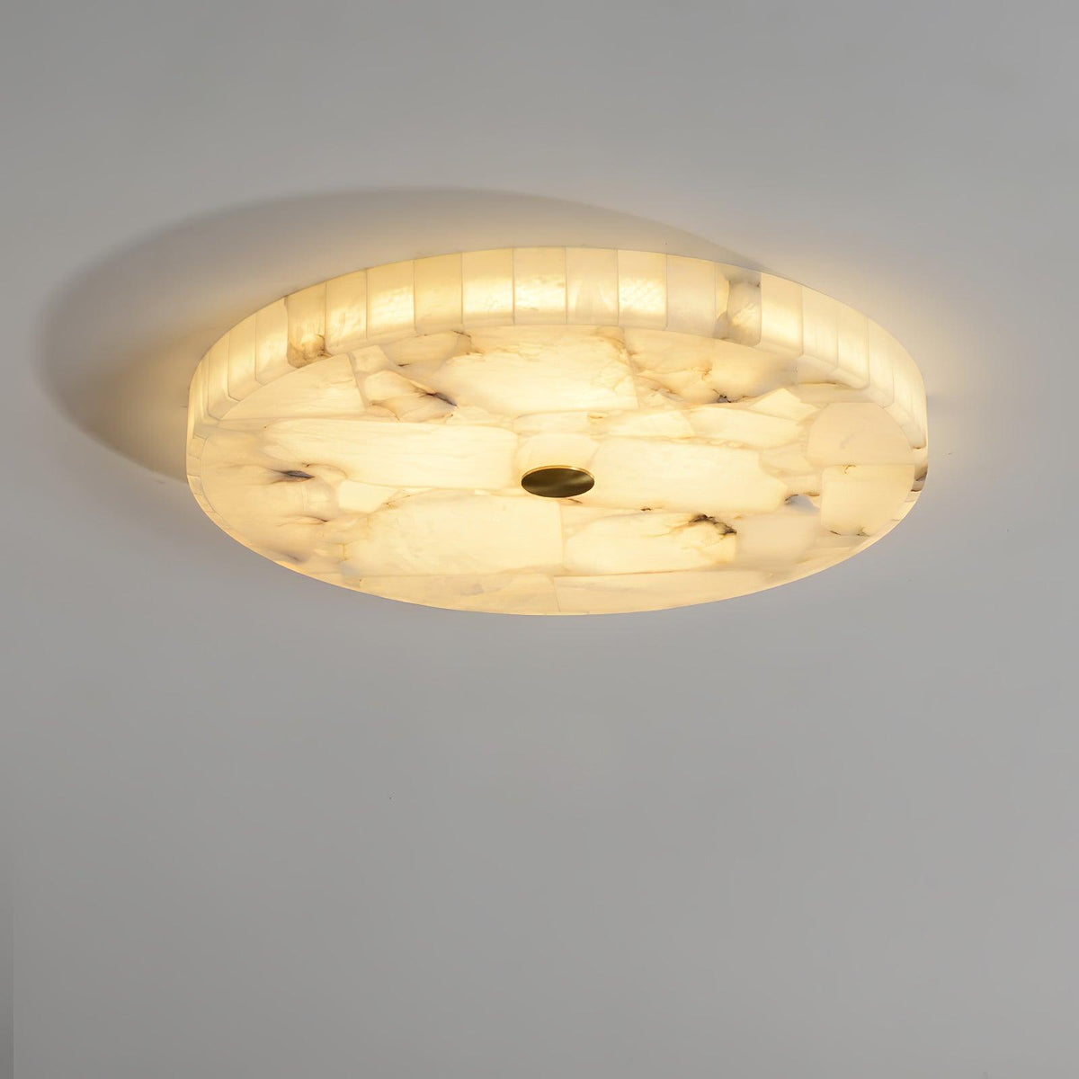 Asterra loftslampe i alabast — klassisk cirkulært design | Desfino