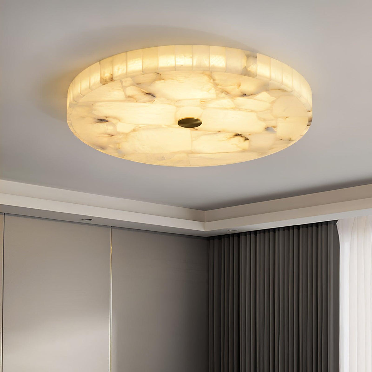 Asterra loftslampe i alabast — klassisk cirkulært design | Desfino