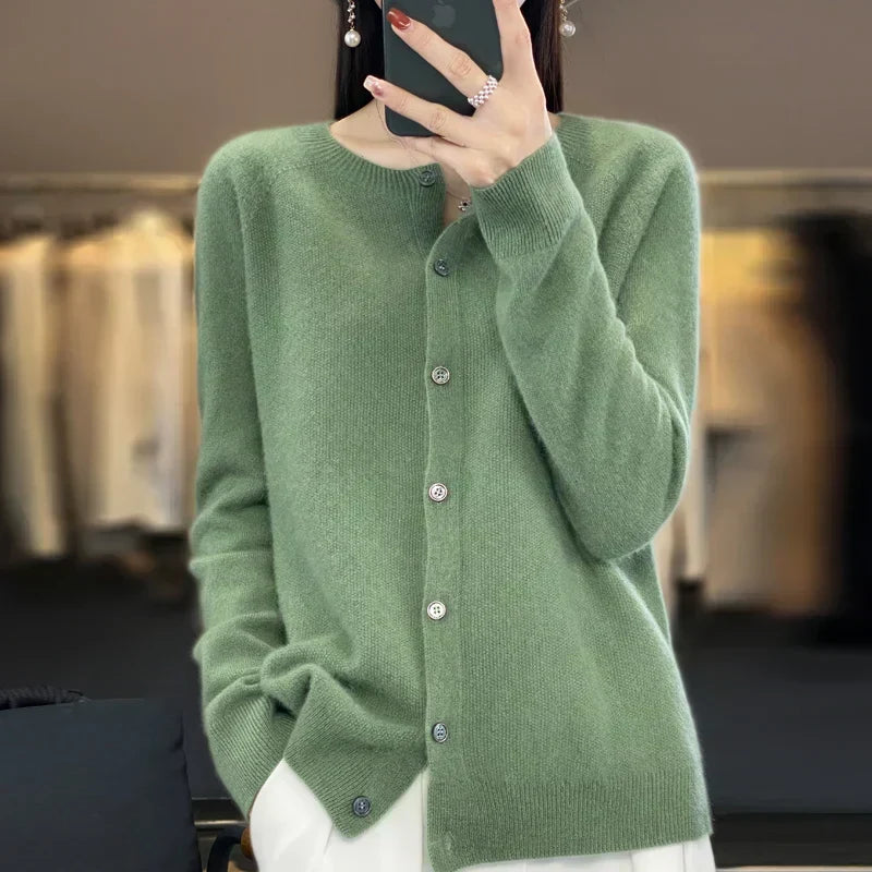 Lyra cardigan i merinoull — klassisk stil med knappdetaljer - Desfino
