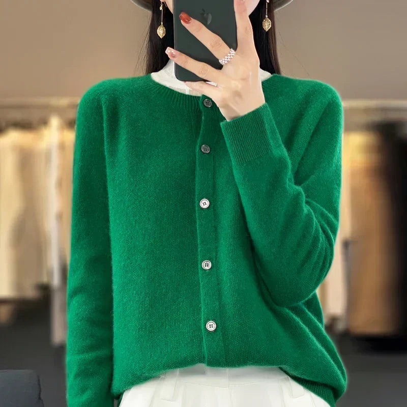 Lyra cardigan i merinoull — klassisk stil med knappdetaljer - Desfino