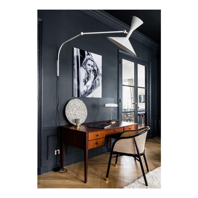 NovaSwing væglampe med svingarm og stik — sort industriel LED - Desfino