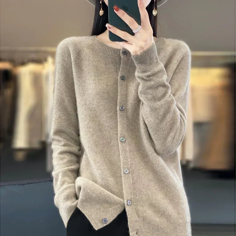 Lyra cardigan i merinoull — klassisk stil med knappdetaljer - Desfino
